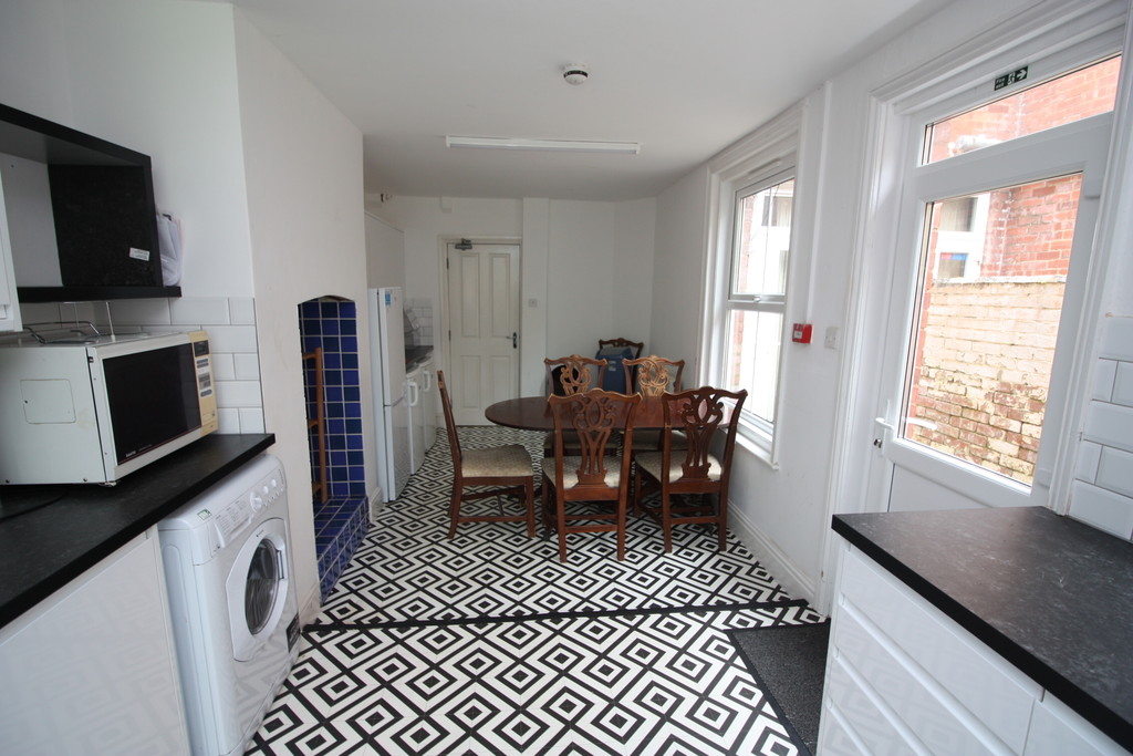 6 bed house to rent  - Property Image 4