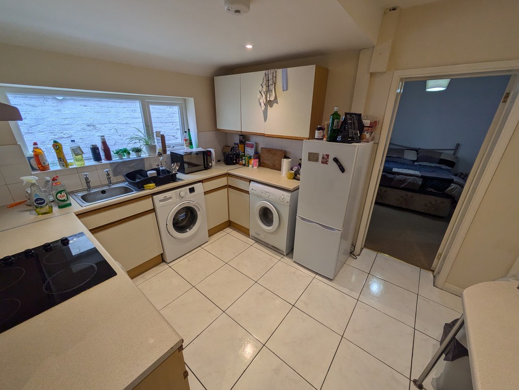 2 bed flat to rent in Old Tiverton Road, Exeter 2