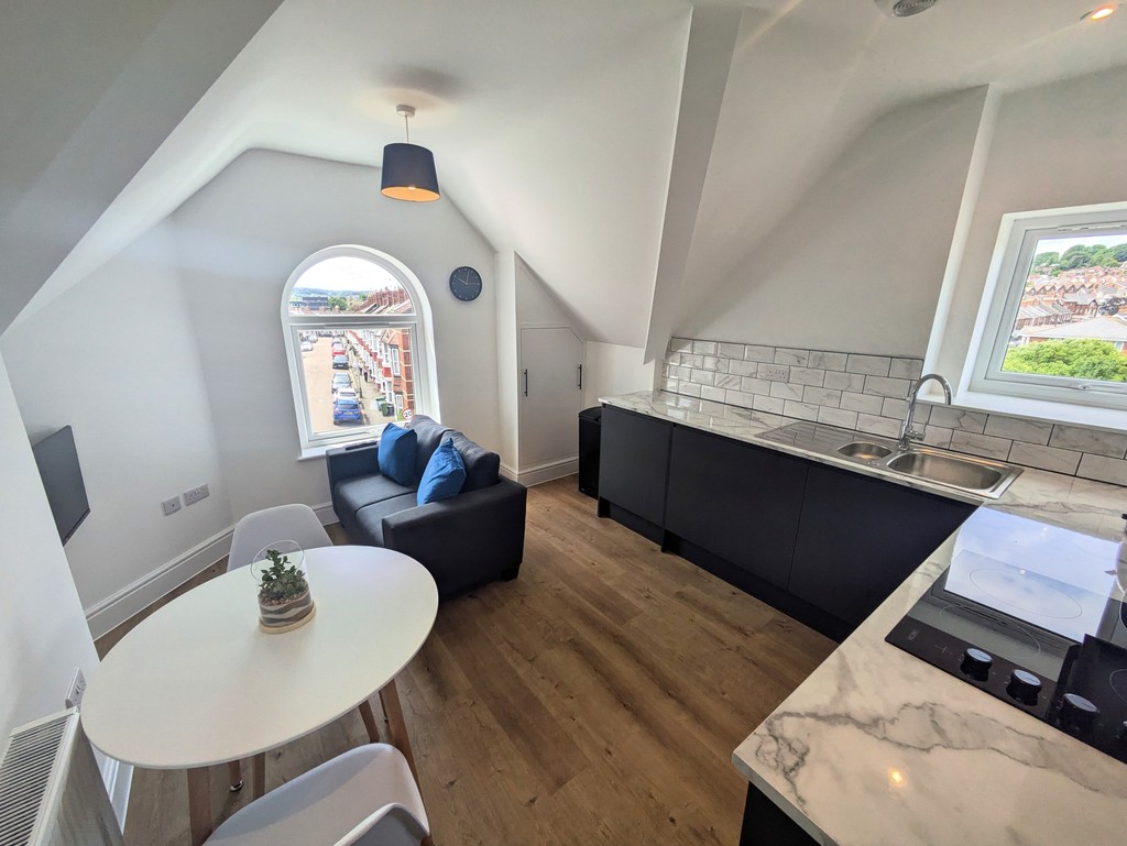 2 bed flat to rent in Mount Pleasant Road, Exeter, EX4