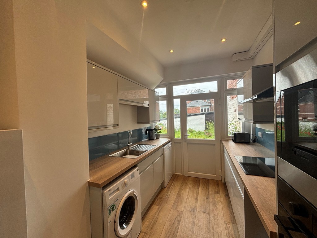 5 bed house to rent  - Property Image 3