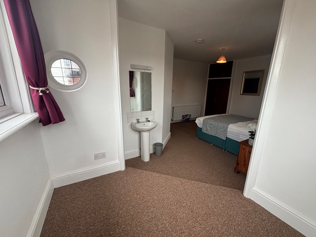 5 bed house to rent  - Property Image 6