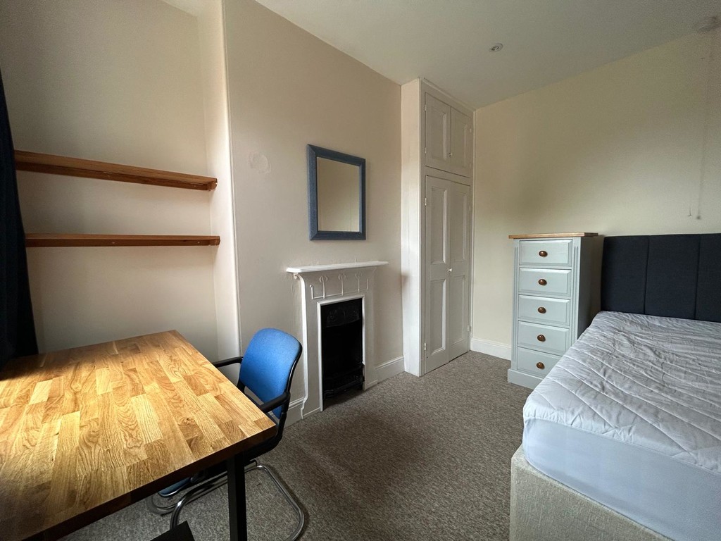 5 bed house to rent  - Property Image 12