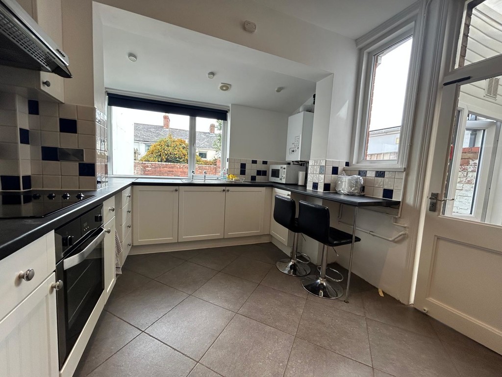 5 bed house to rent  - Property Image 5