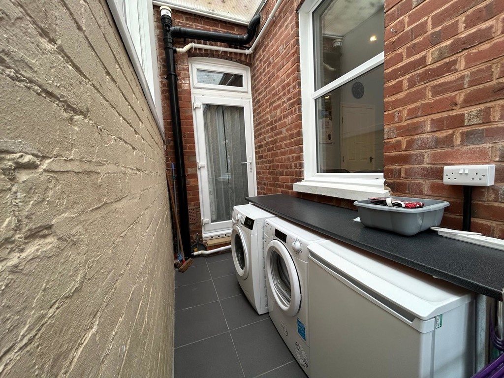 5 bed house to rent  - Property Image 6