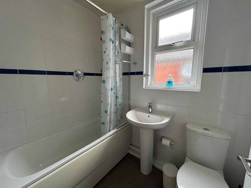 5 bed house to rent  - Property Image 9