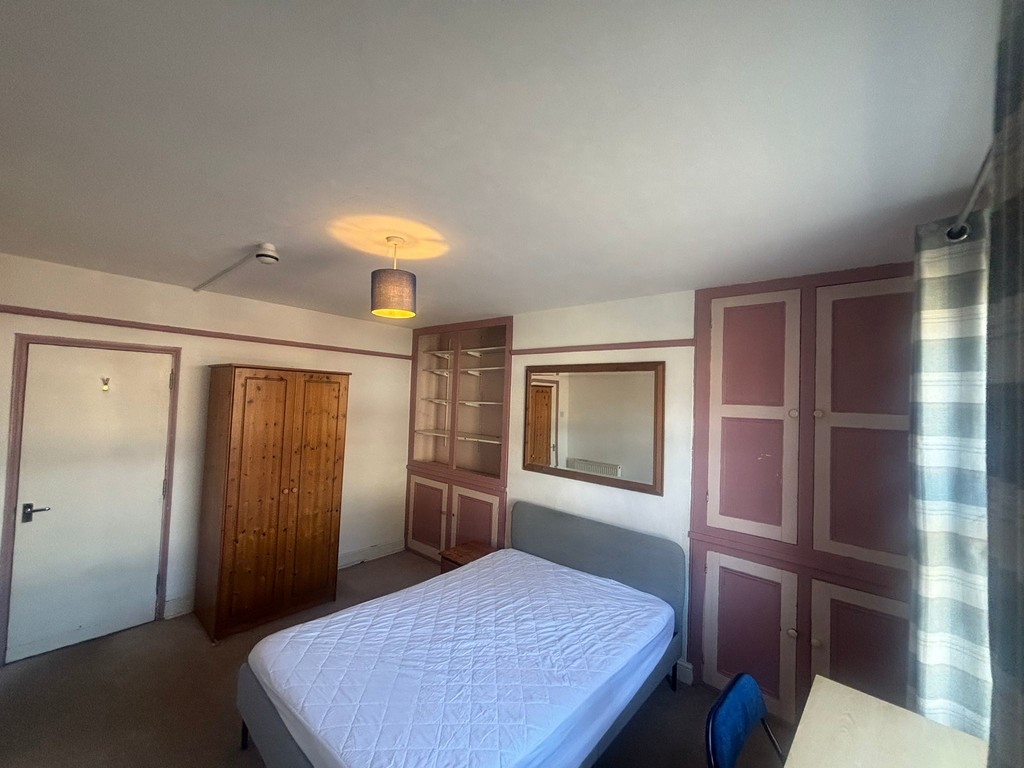 5 bed house to rent  - Property Image 11