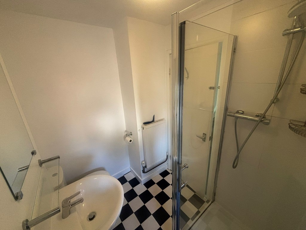 5 bed house to rent  - Property Image 13