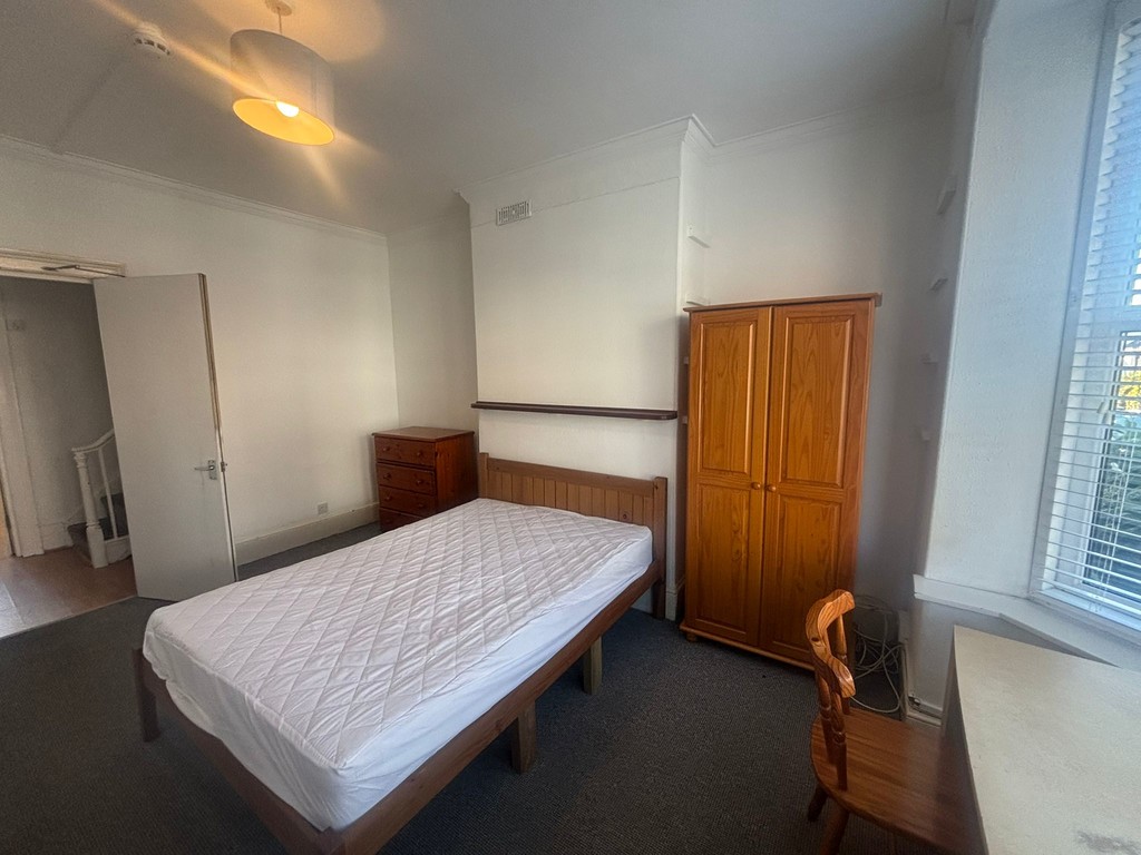 5 bed house to rent  - Property Image 3