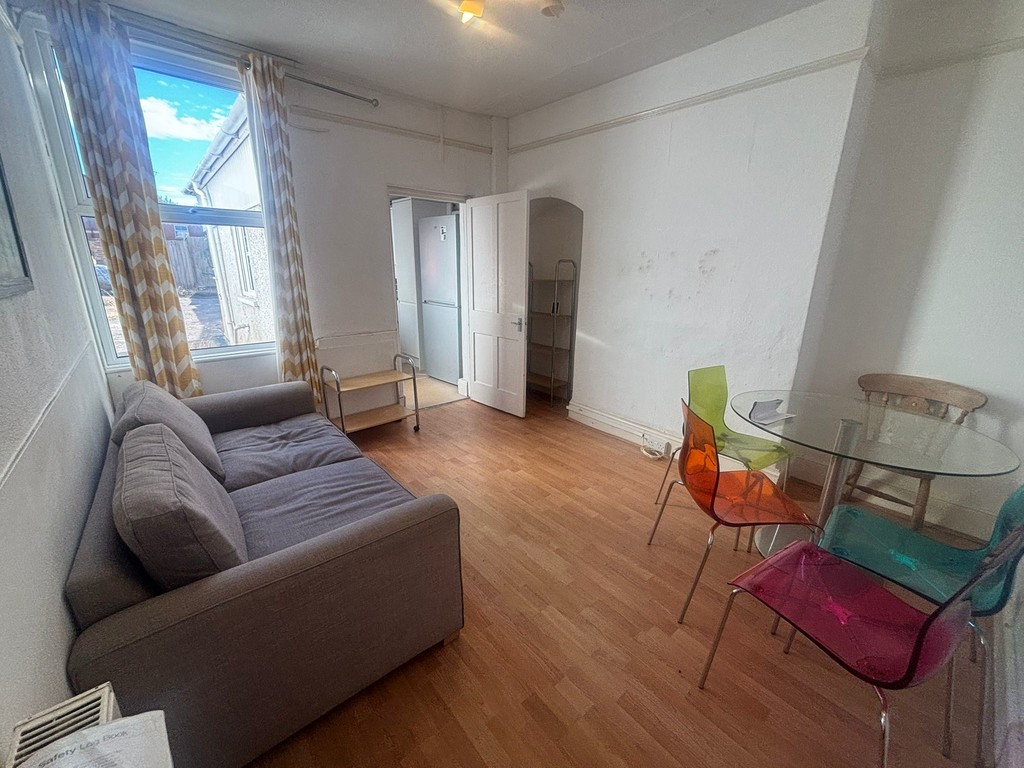 5 bed house to rent  - Property Image 4