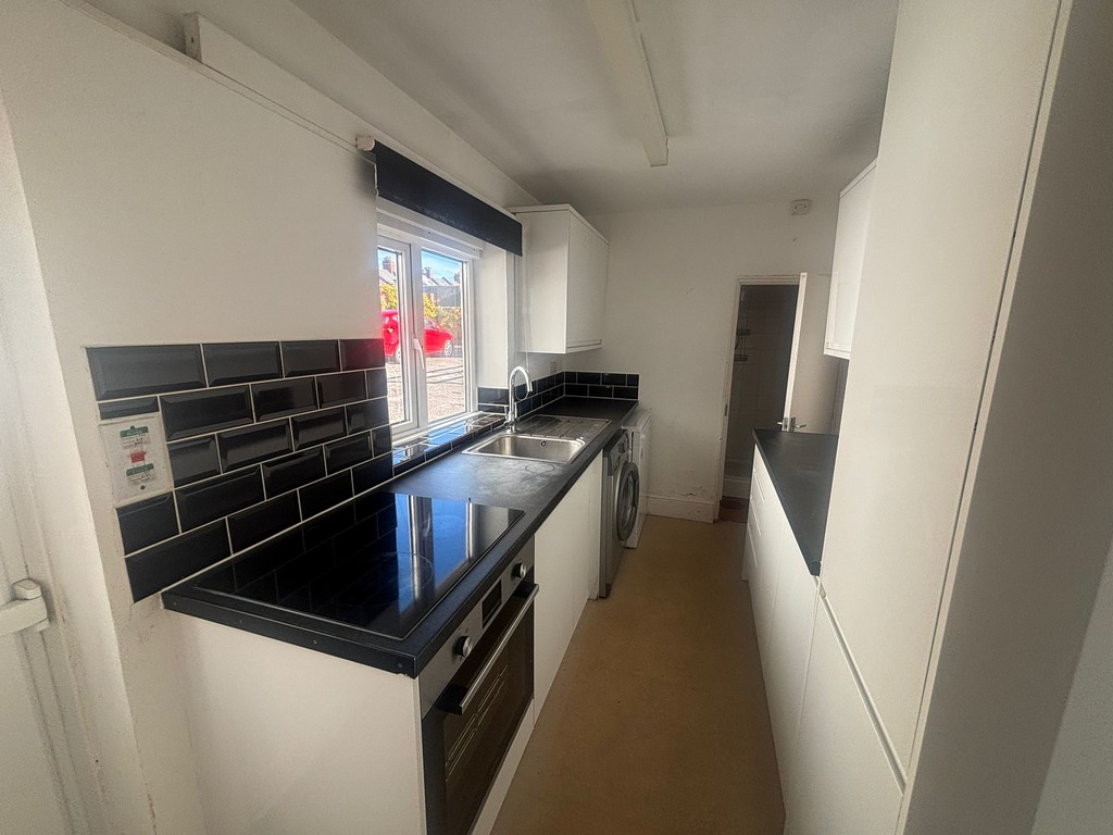 5 bed house to rent  - Property Image 6