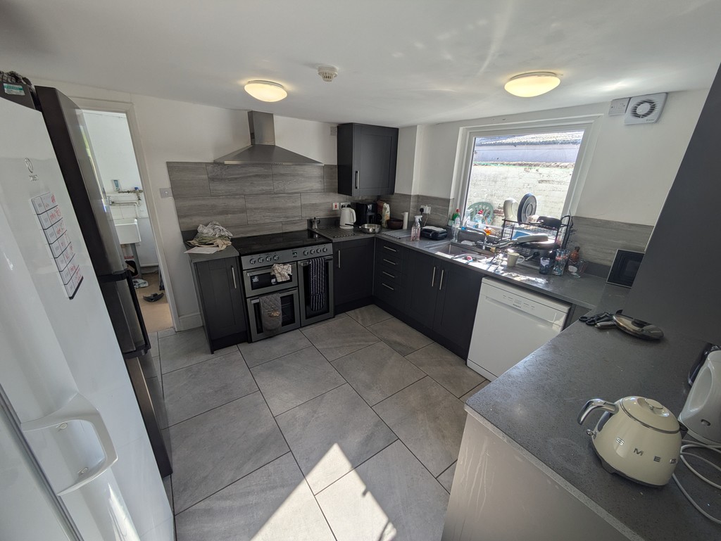 9 bed house to rent  - Property Image 3