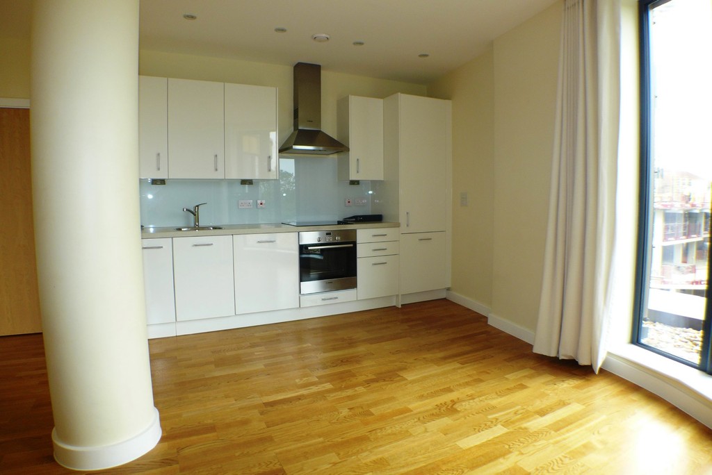 2 bed flat to rent in Station Road, Sidcup, DA15 8