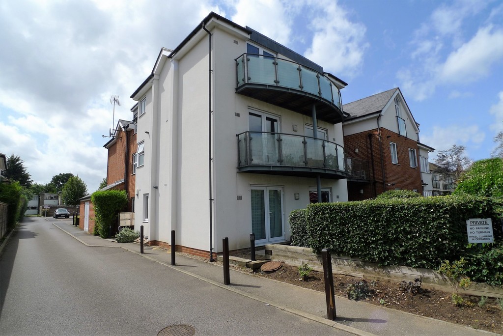 2 bed flat to rent in Halfway Street, Sidcup, DA15 1