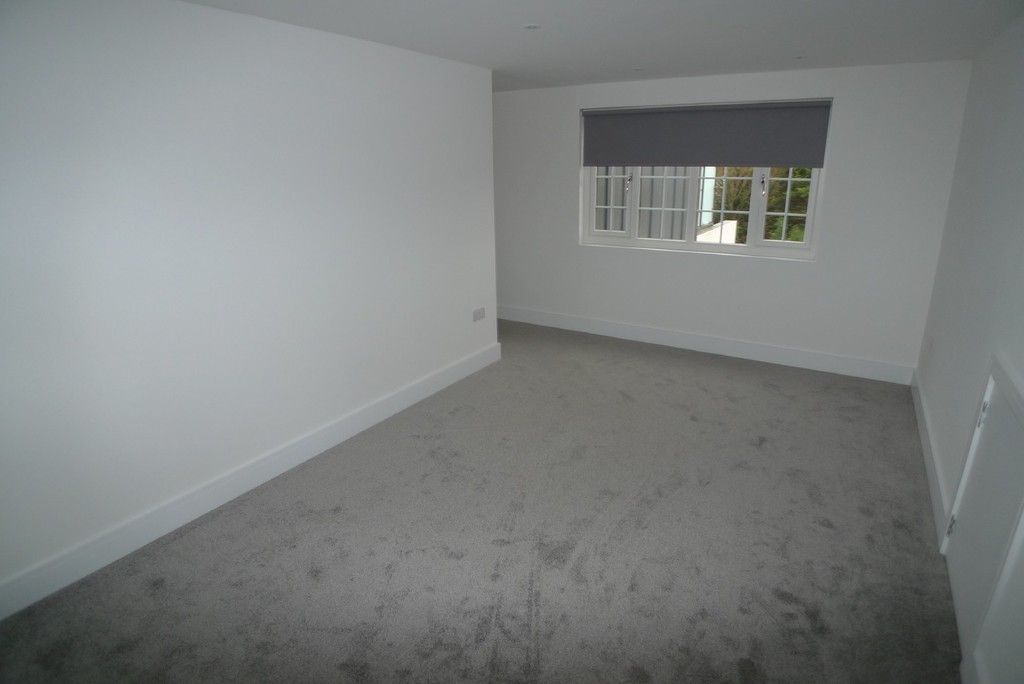 3 bed flat to rent in High Street, Orpington, BR6 8
