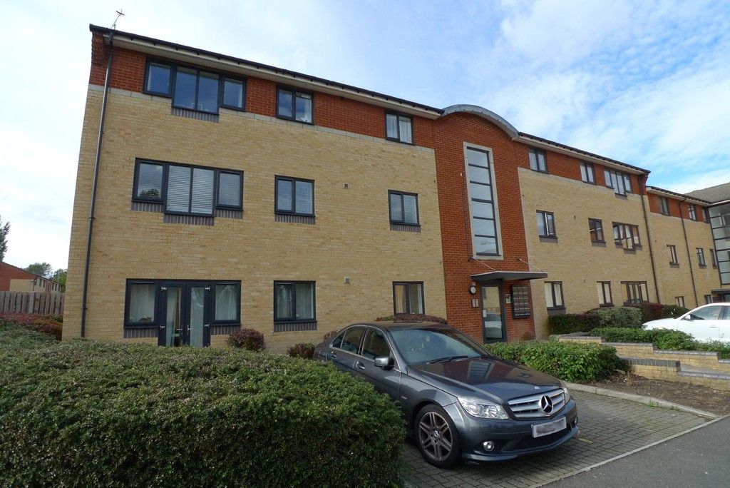 3 bed flat to rent in Frognal Place, Sidcup, DA14, DA14