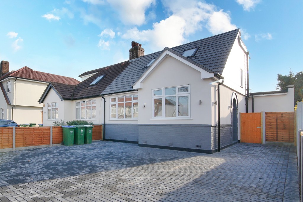 3 bed bungalow for sale in Old Farm Avenue, Sidcup, DA15, DA15