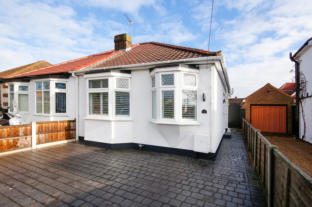 2 bed bungalow for sale in Queenswood Road, Sidcup, DA15 - Property Image 1