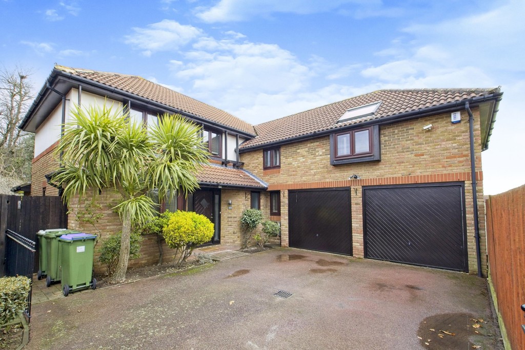 5 bed house for sale in Maple Leaf Drive, Sidcup, DA15, DA15