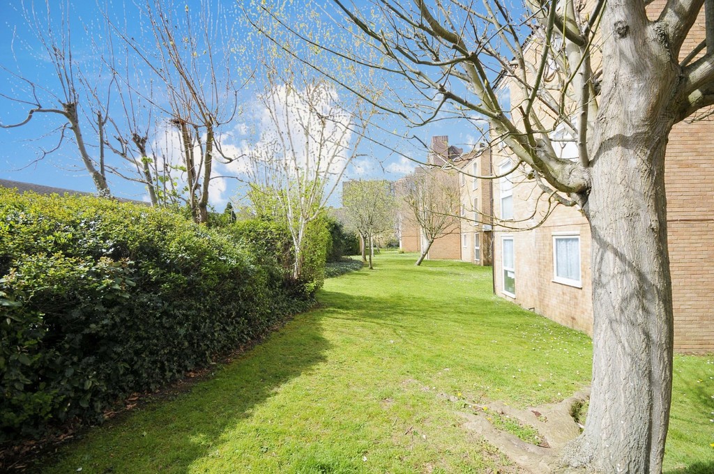 2 bed flat for sale in Jubilee Way, Sidcup, DA14  - Property Image 7