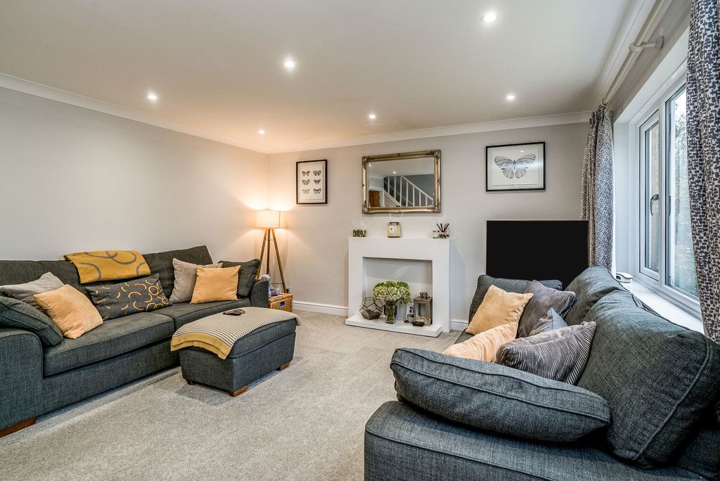 3 bed house for sale in Hawthorn Crescent, Hazlemere  - Property Image 9