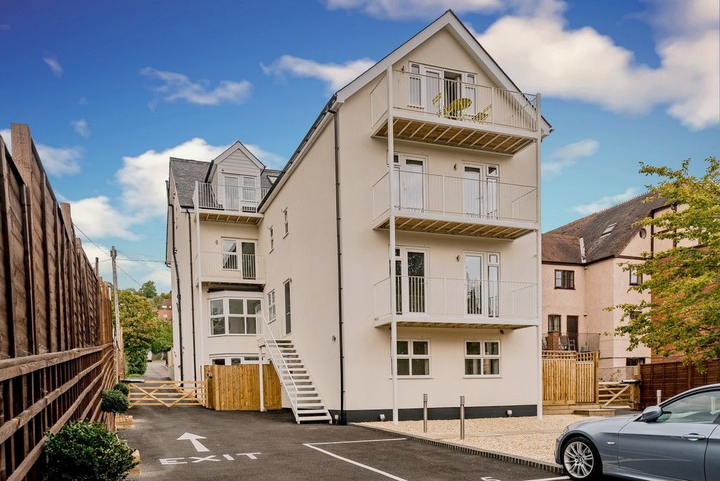 2 bed flat for sale in West Wycombe Road, High Wycombe, HP12