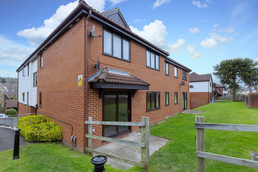 1 bed flat to rent in Eaton Avenue, High Wycombe, HP12
