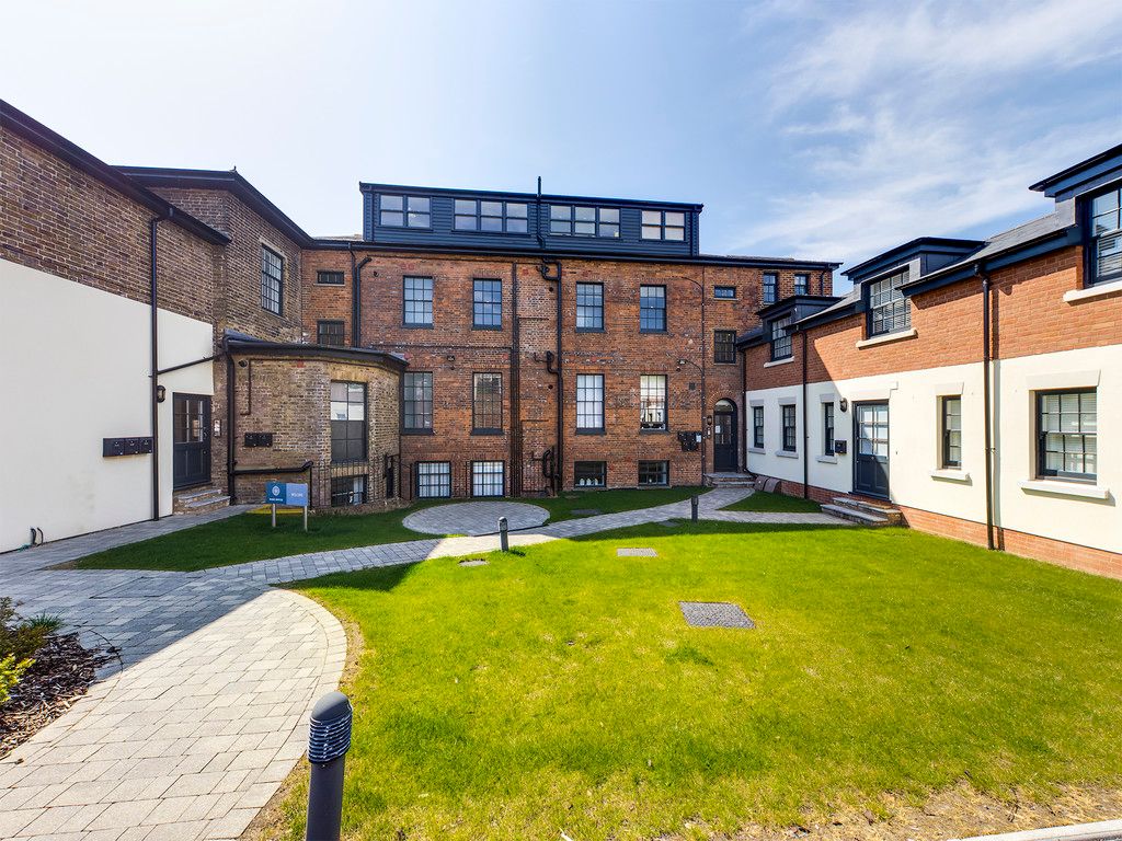 1 bed flat for sale in Park House, London Road, HP11
