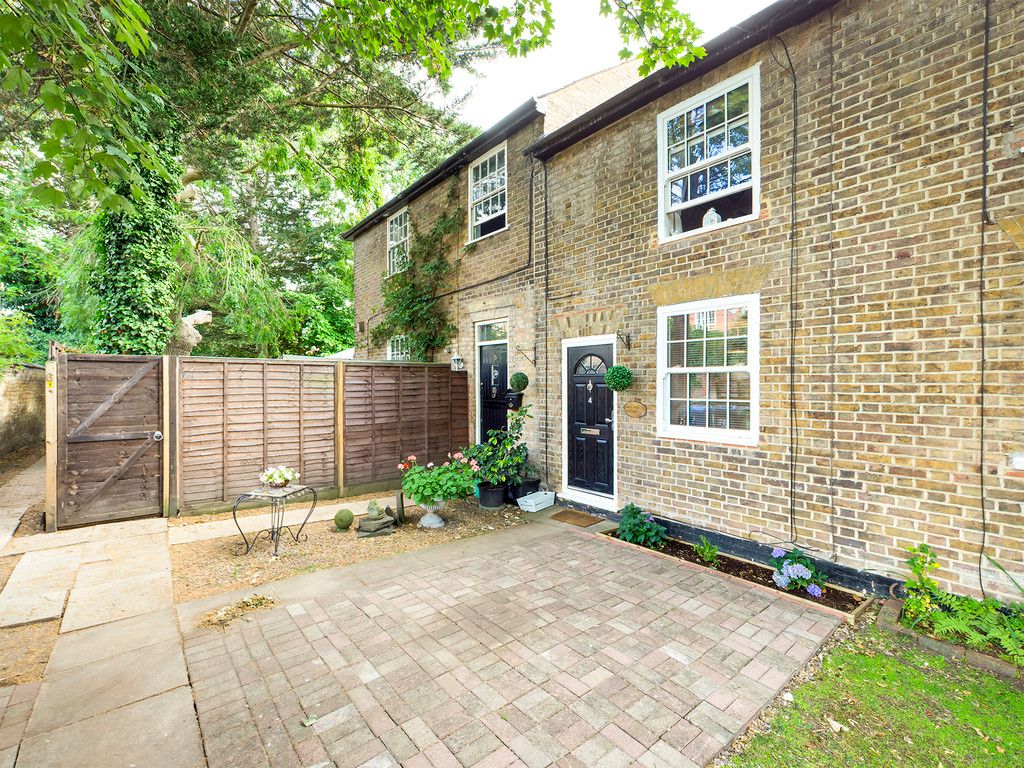 2 bed house for sale in St Ann's Cottages, London Road, HP10