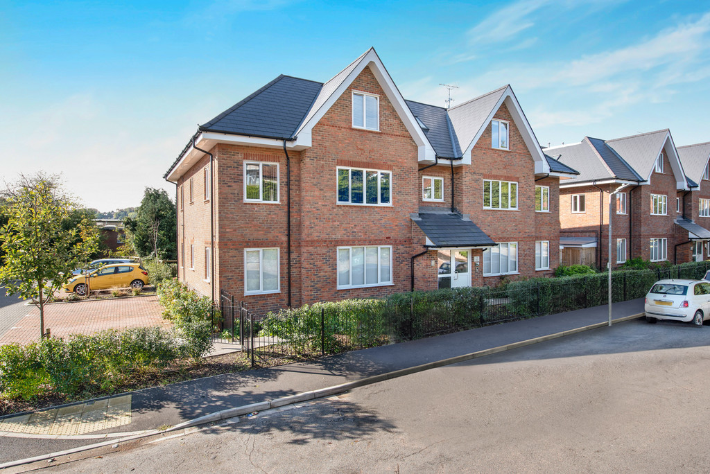 2 bed flat for sale in Lyndsay Gardens, Gilletts Lane, High Wycombe, HP12