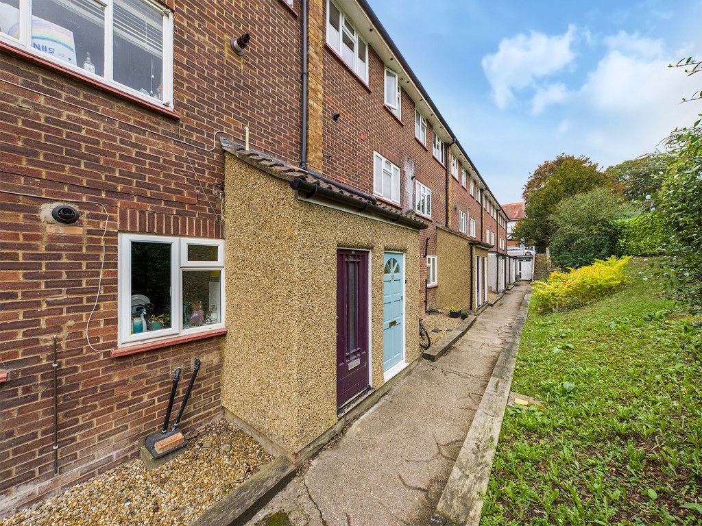 2 bed flat to rent, HP13