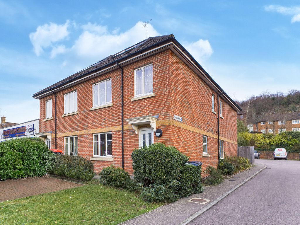 2 bed flat to rent in Wright Place, High Wycombe, HP13