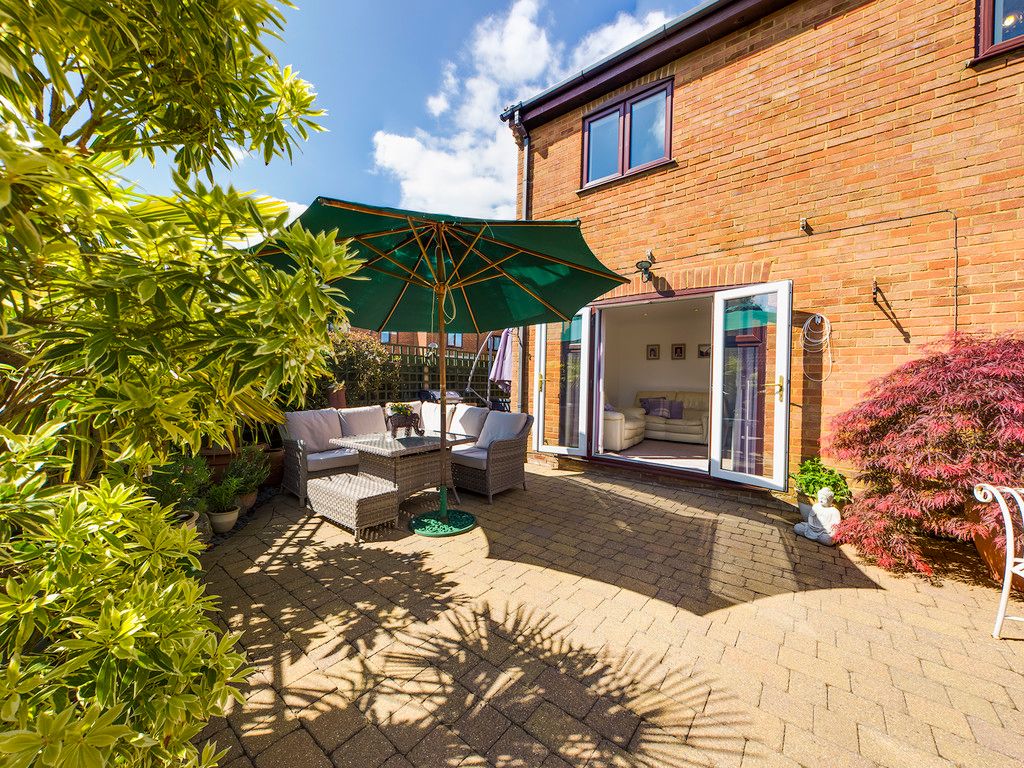2 bed house to rent in Totteridge Road, High Wycombe, HP13