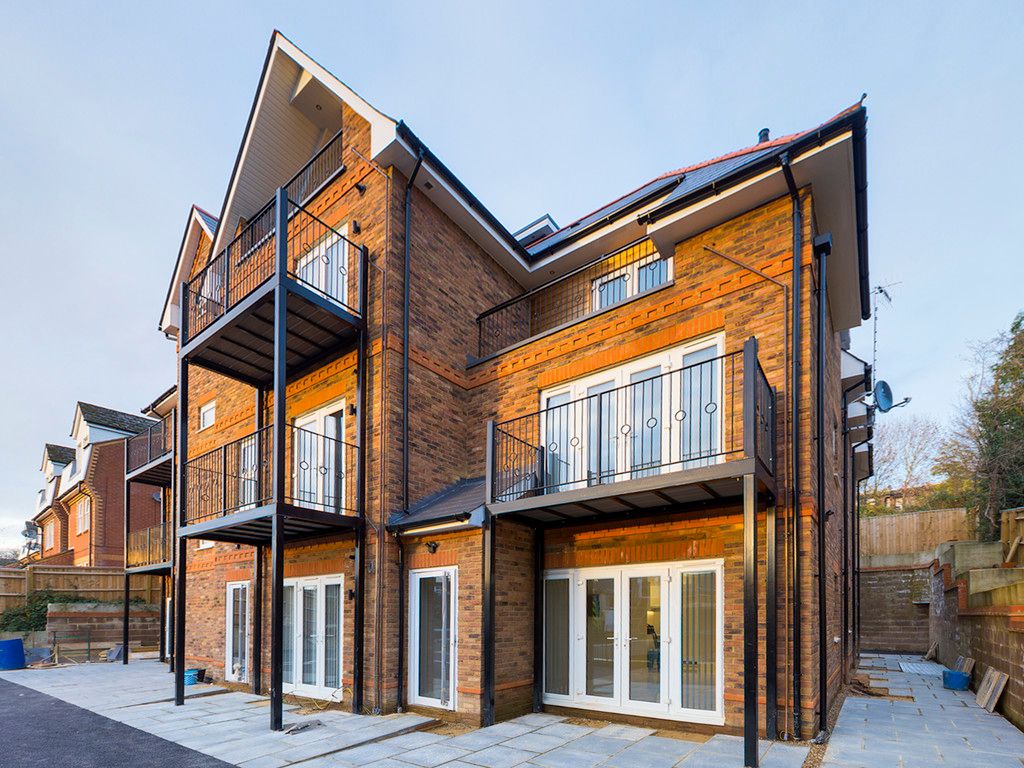 2 bed flat to rent in Birches Rise, High Wycombe, HP12
