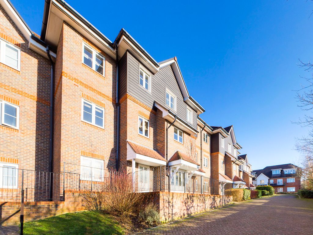 2 bed flat to rent in Freer Crescent, High Wycombe, HP13