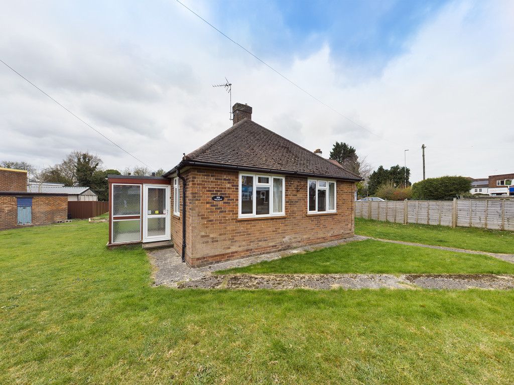 2 bed bungalow to rent, HP15