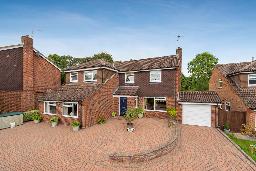 4 bed house for sale in Wyngrave Place, Beaconsfield, HP9