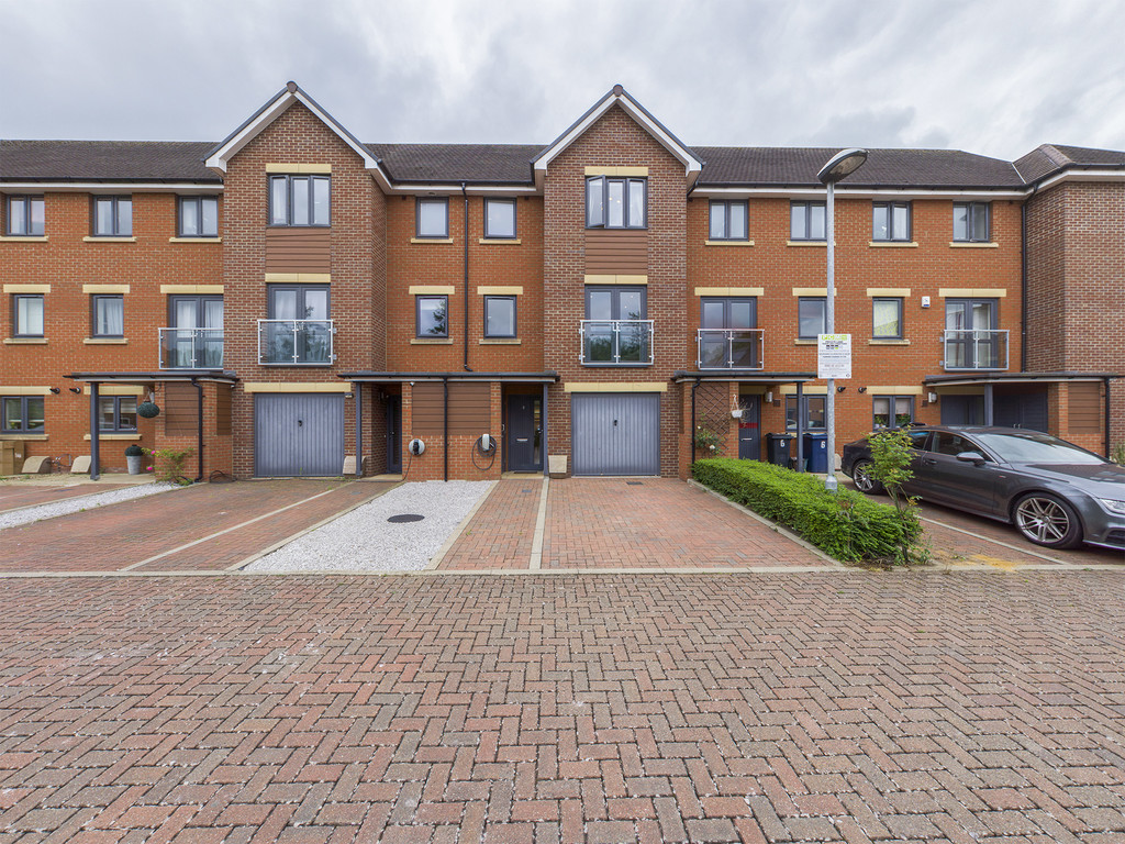 4 bed house for sale in Bartlett Place, High Wycombe, HP12