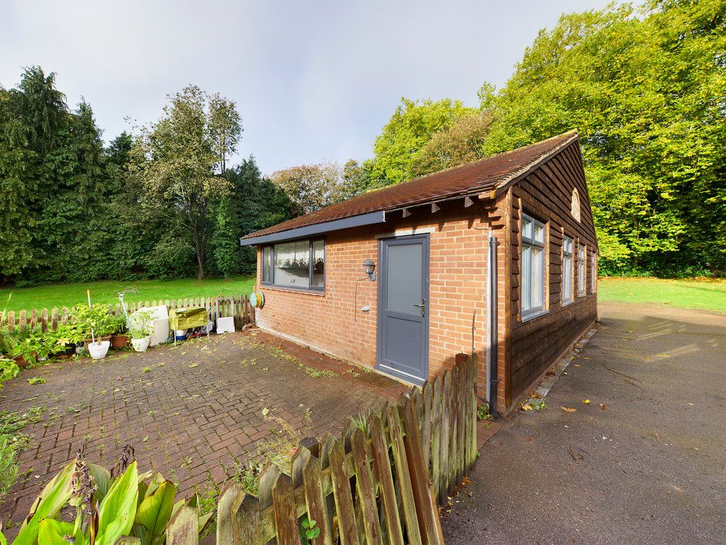 2 bed bungalow to rent in Bath Road, Knowl Hill, Reading, RG10
