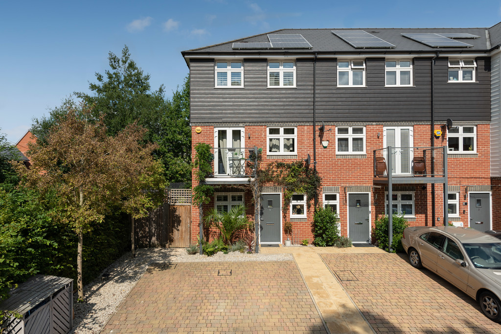 4 bed house for sale in Wyestream, Bassetsbury Lane, High Wycombe, HP11