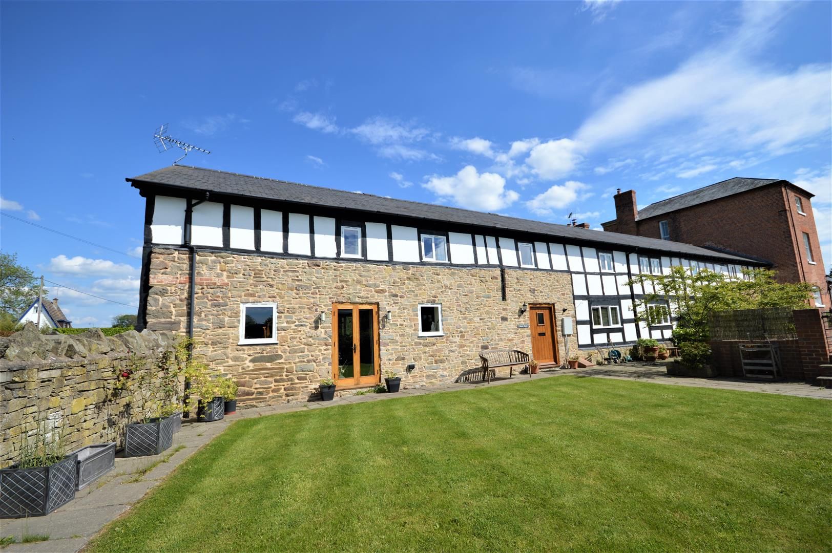 4 bed barn conversion for sale in Kingsland 1