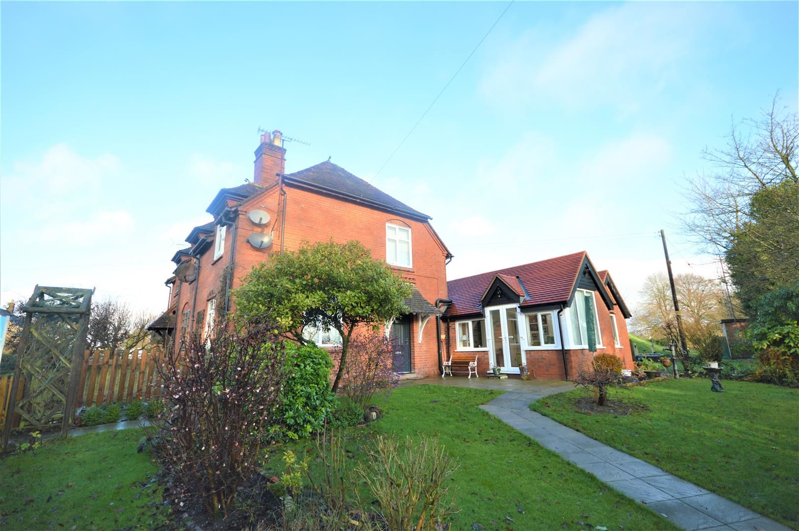 4 bed semi-detached for sale in Leysters - Property Image 1
