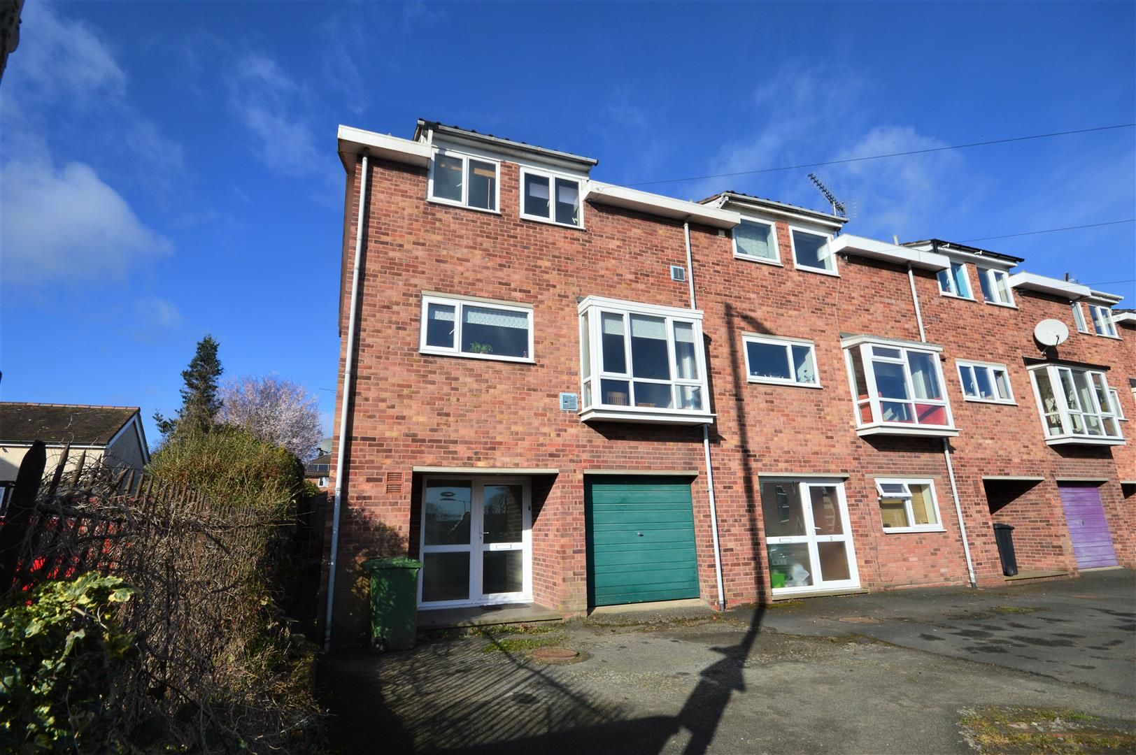 3 bed end-of-terrace for sale in Leominster, HR6