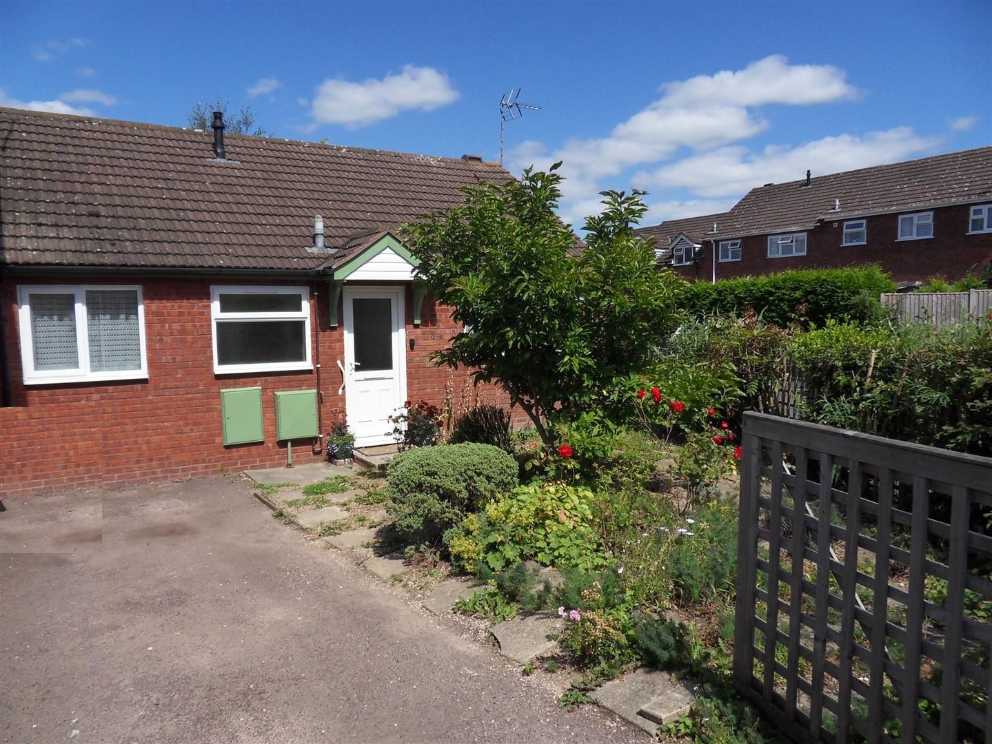 2 bed semi-detached-bungalow to rent, HR2