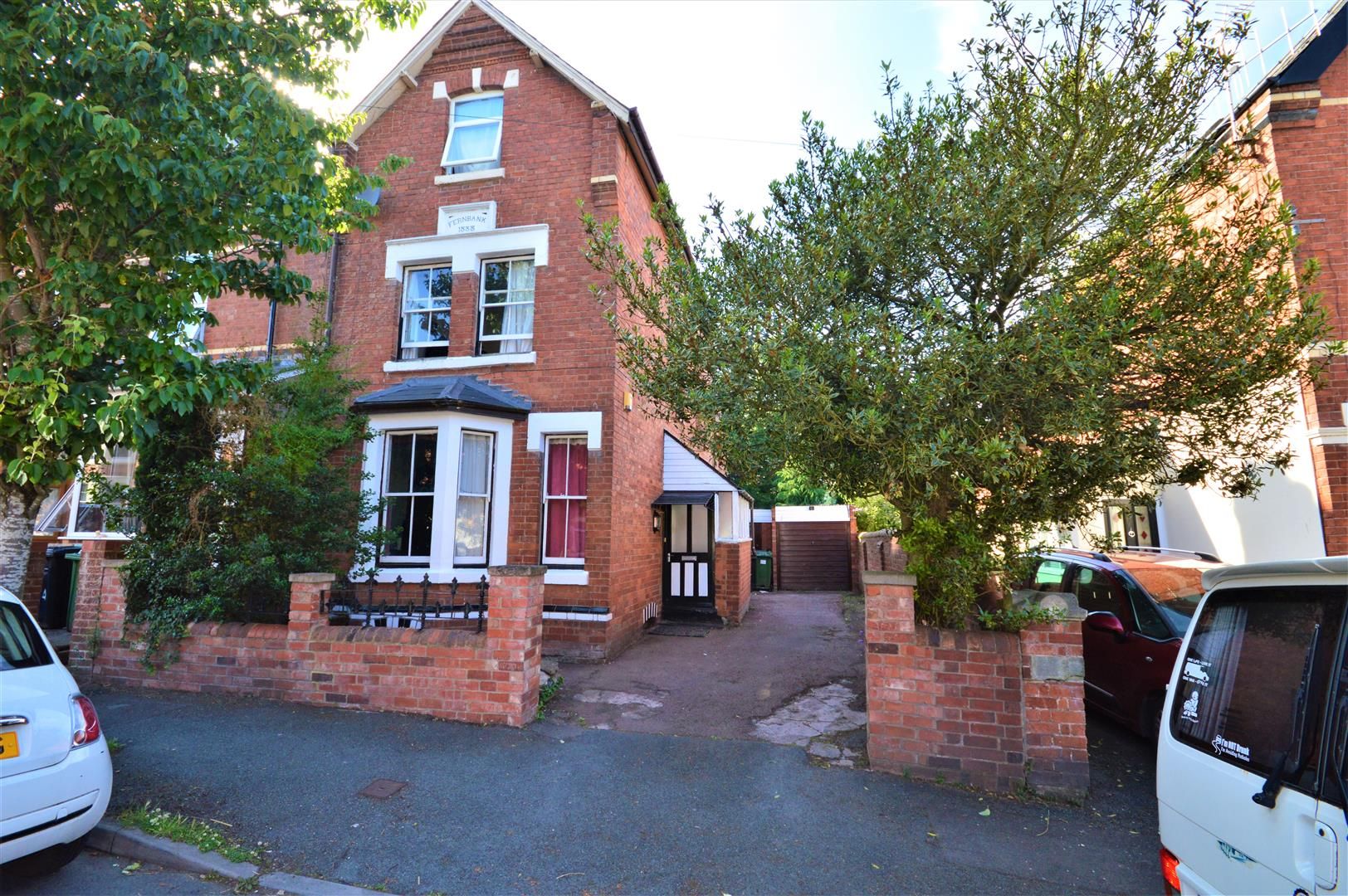 4 bed end-of-terrace for sale, HR4