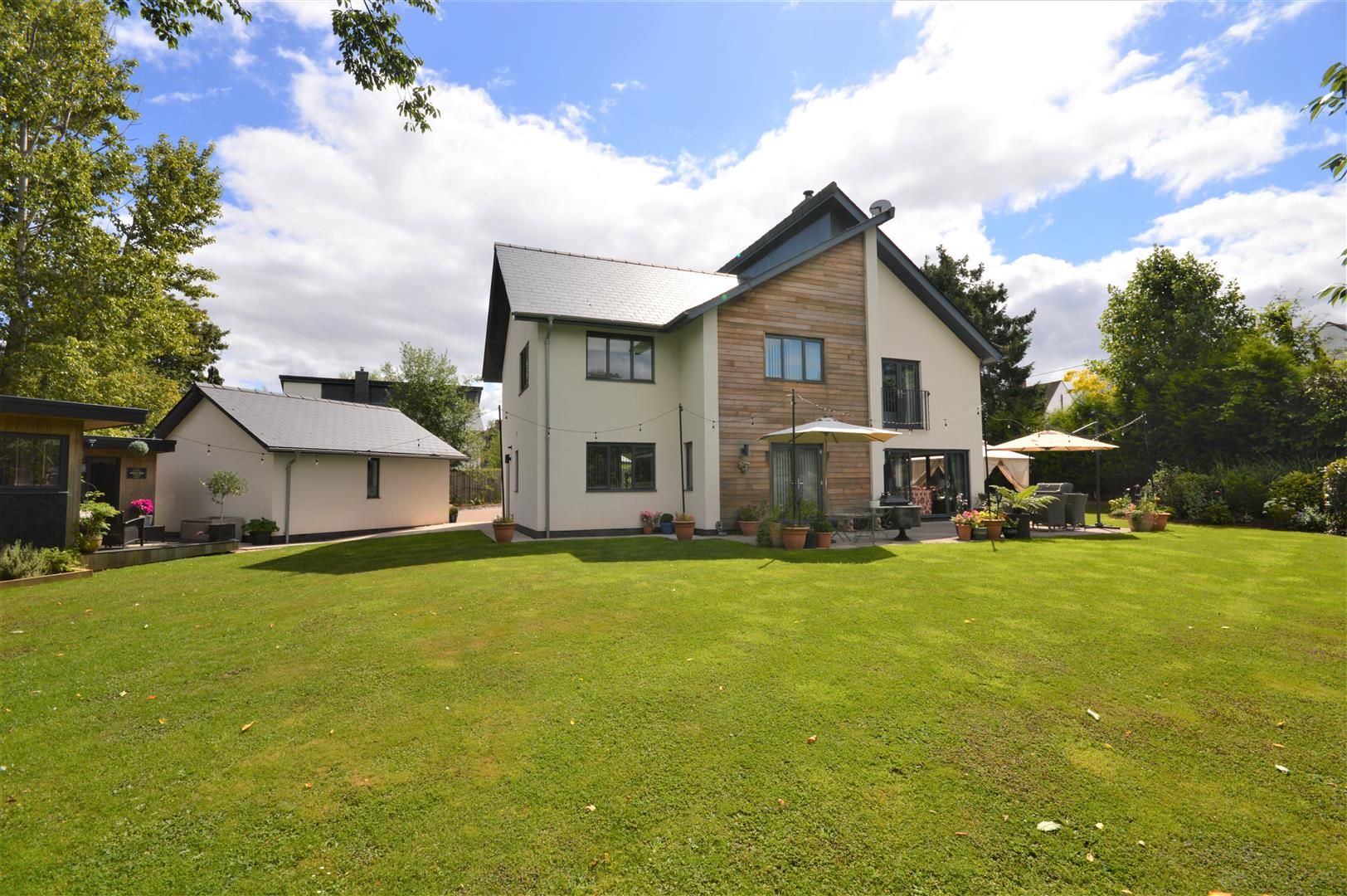 5 bed detached for sale, HR4