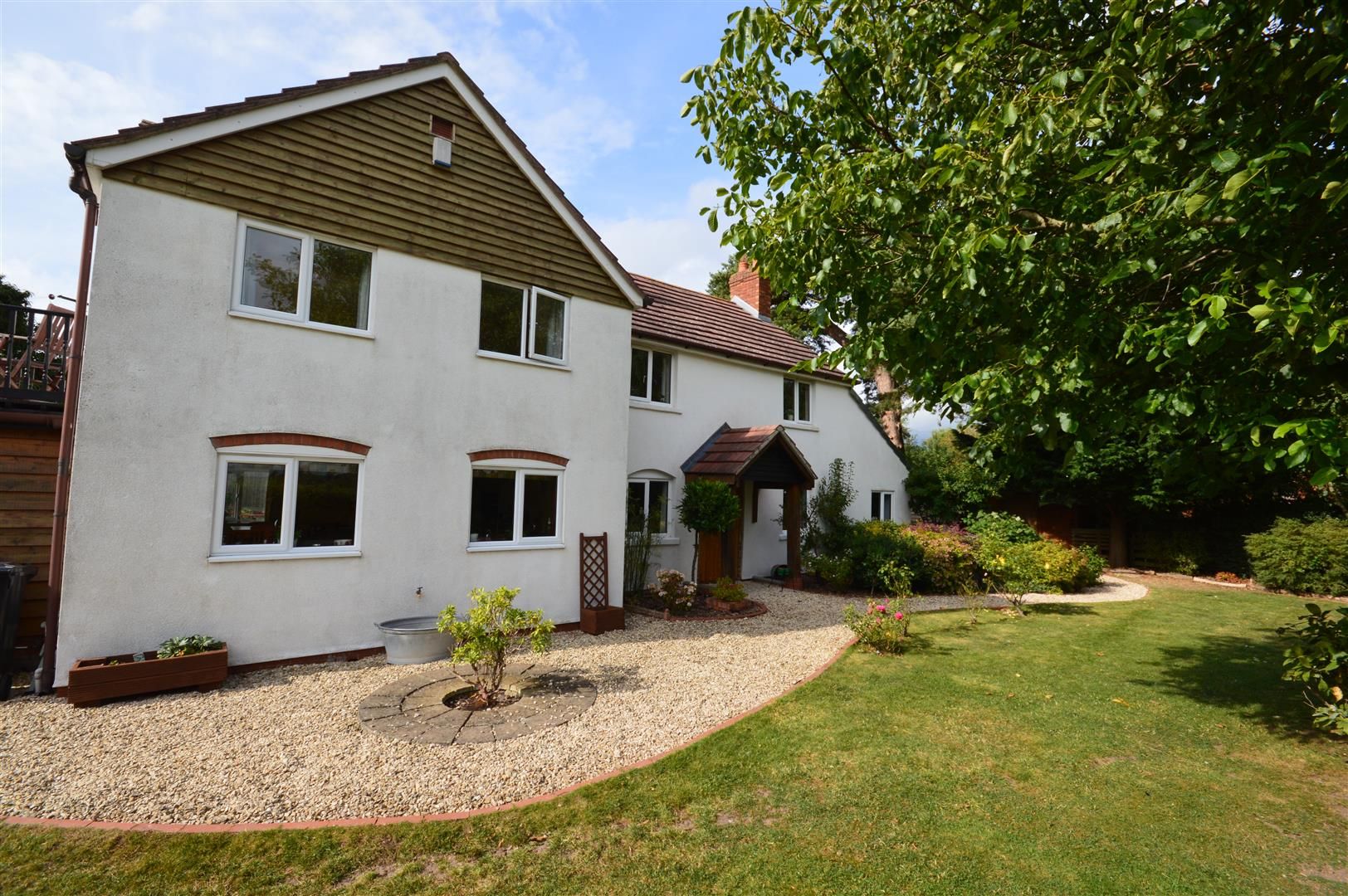 4 bed detached for sale in Cross Keys, HR1