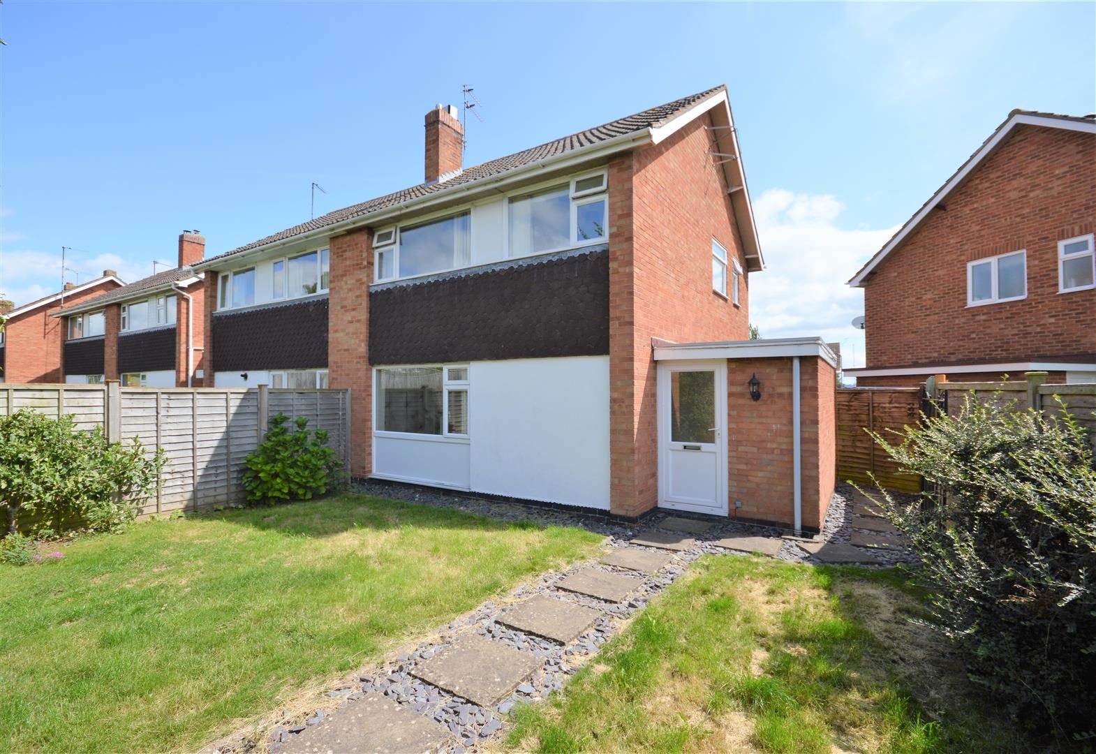 3 bed semi-detached to rent, HR4