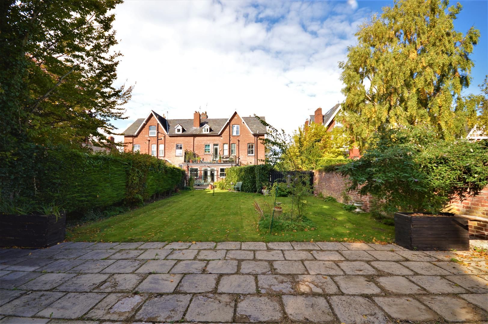 7 bed house for sale, HR1