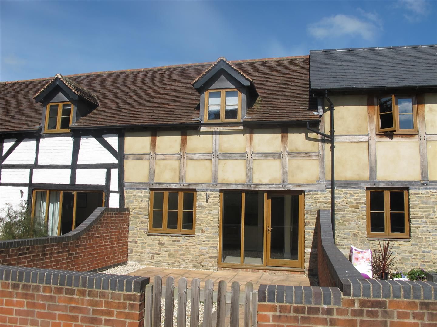 1 bed detached to rent, HR6
