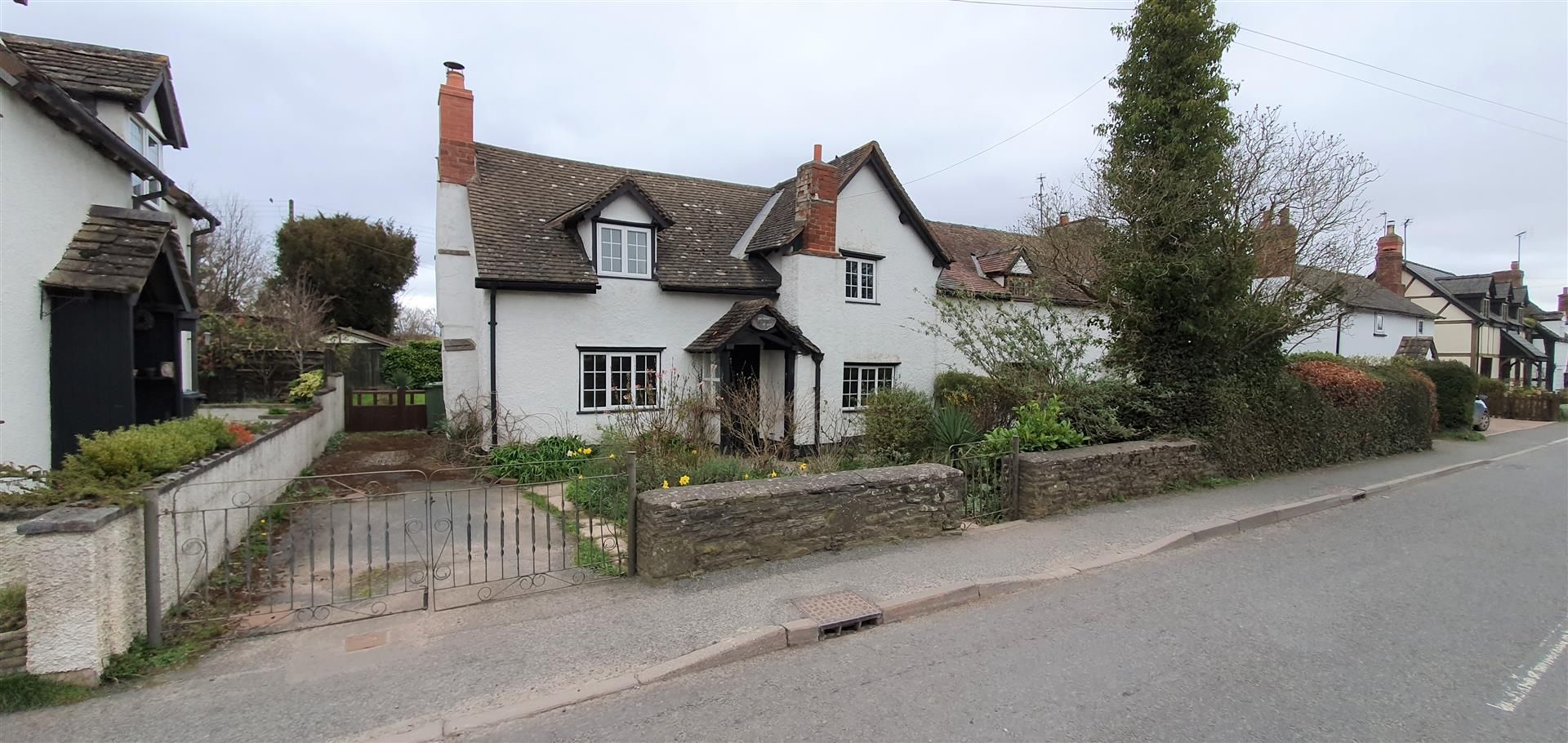 3 bed semi-detached for sale, HR3